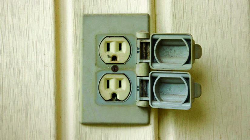 A picture of an outdoor electrical outlet.