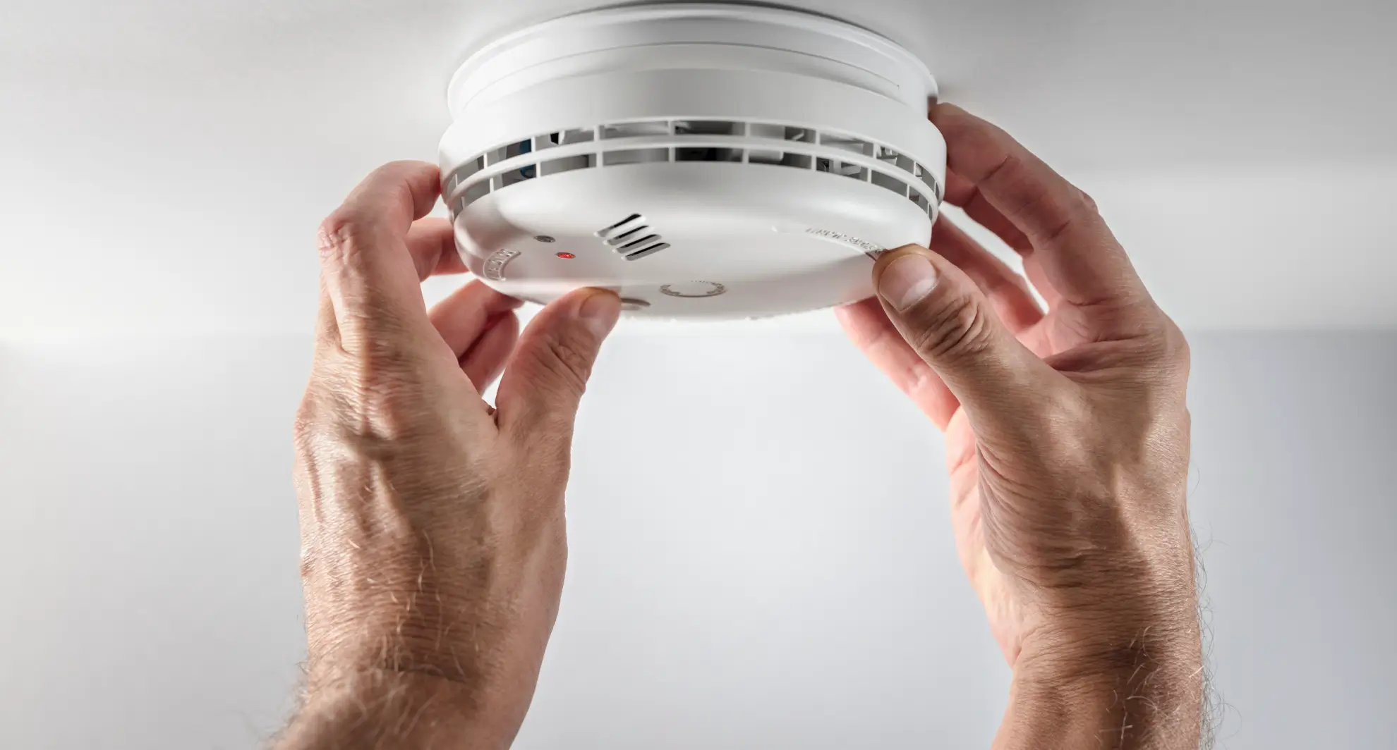 who installs smoke detectors